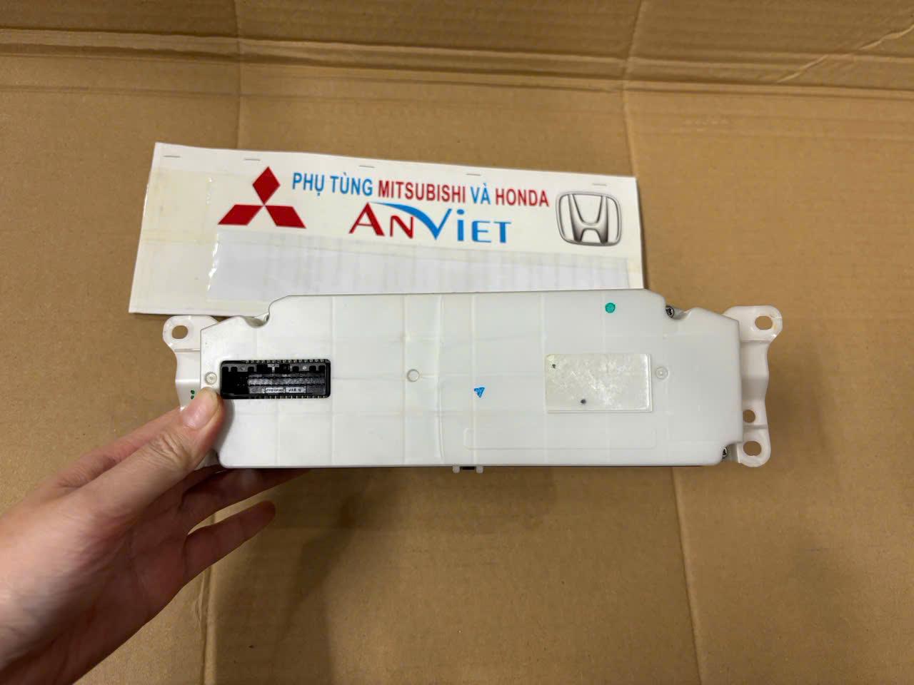 Cụm công tắc điều khiển điều hòa trên táp lô  Mitsubishi Triton 2019-2024