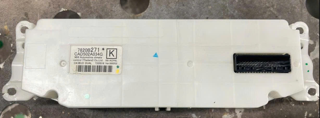 Cụm công tắc điều khiển điều hòa trên táp lô xe Mitsubishi Triton hàng bãi