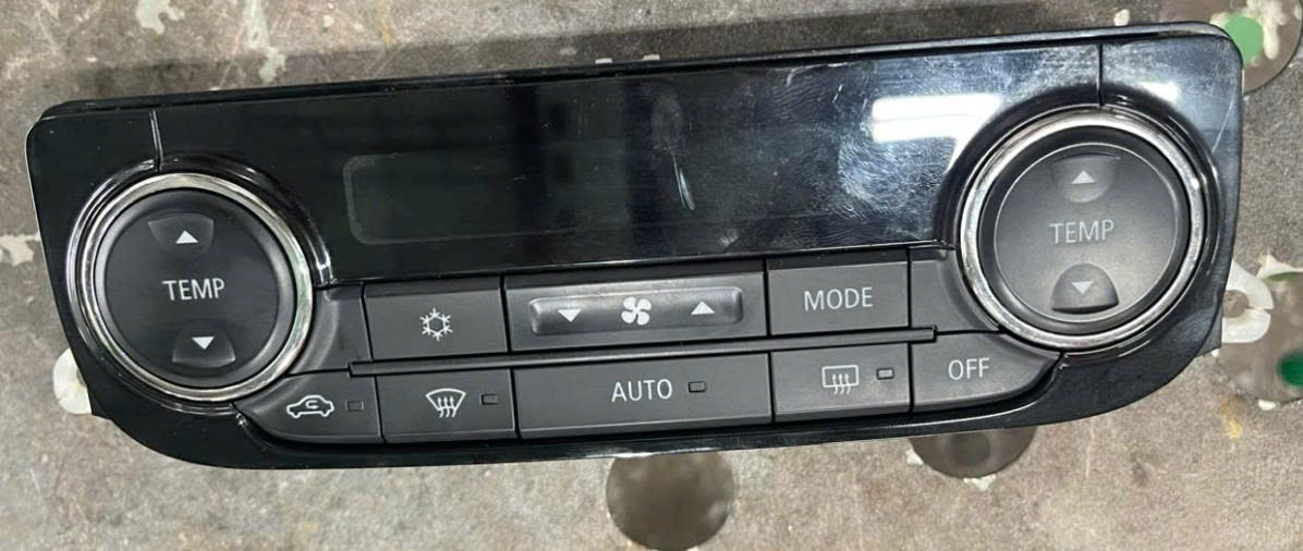 Cụm công tắc điều khiển điều hòa trên táp lô xe Mitsubishi Triton hàng bãi