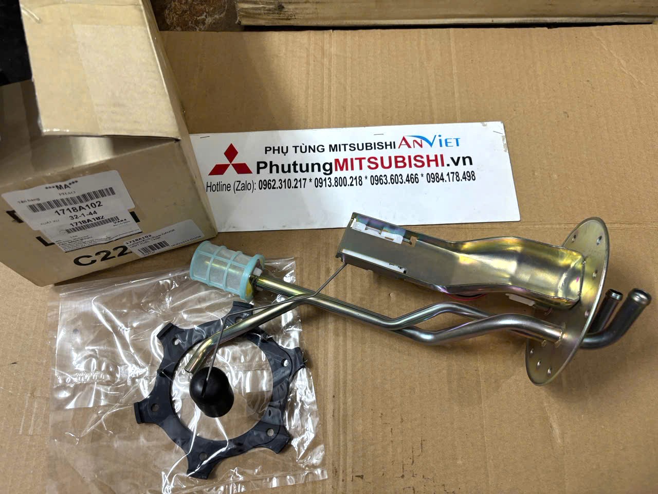 Cụm Cảm biến báo dầu, phao dầu, phao nhiên liệu Mitsubishi Triton liền đế bắt 1718A102