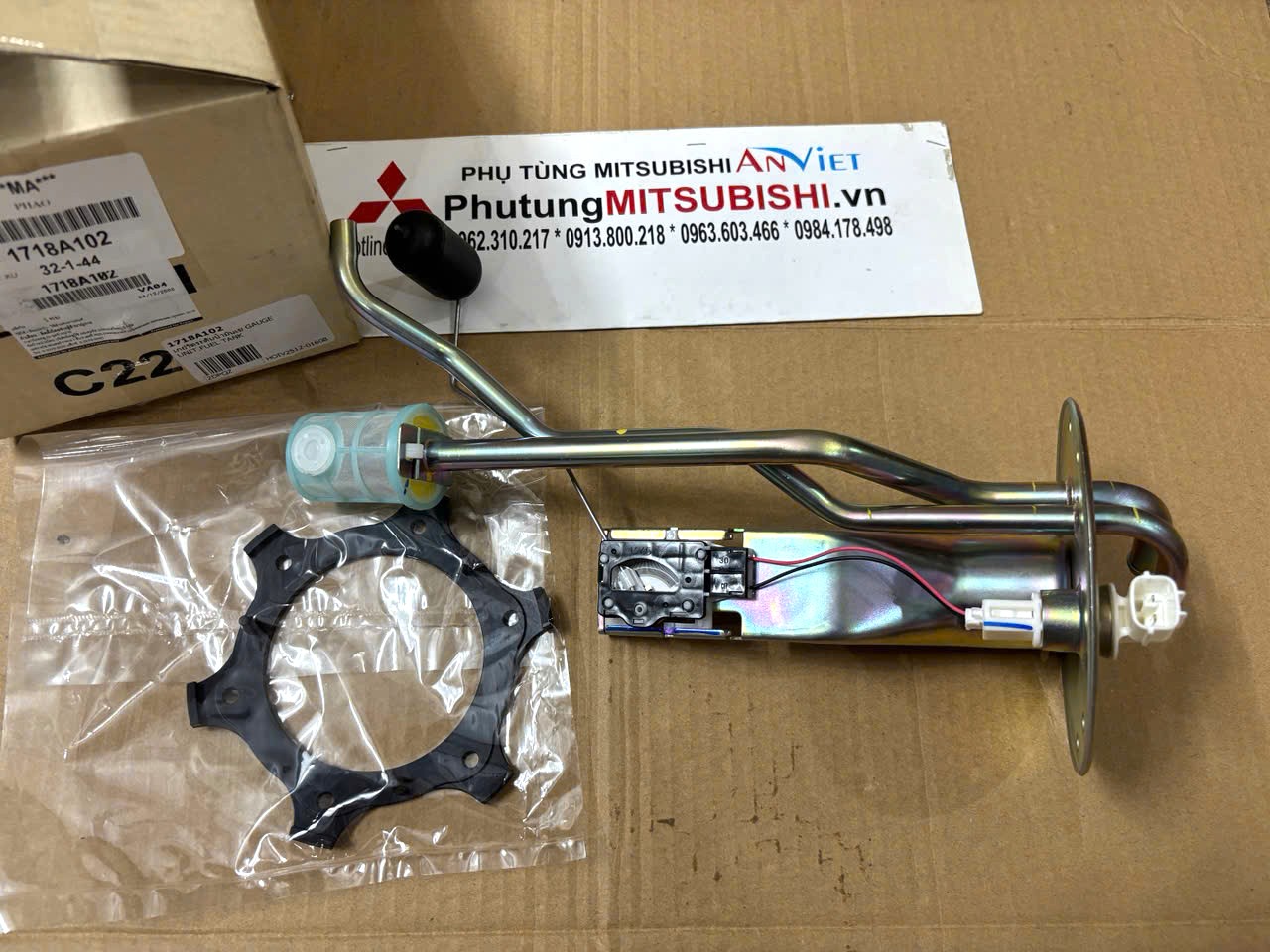 Cụm Cảm biến b&aacute;o dầu, phao dầu, phao nhi&ecirc;n liệu Mitsubishi Triton