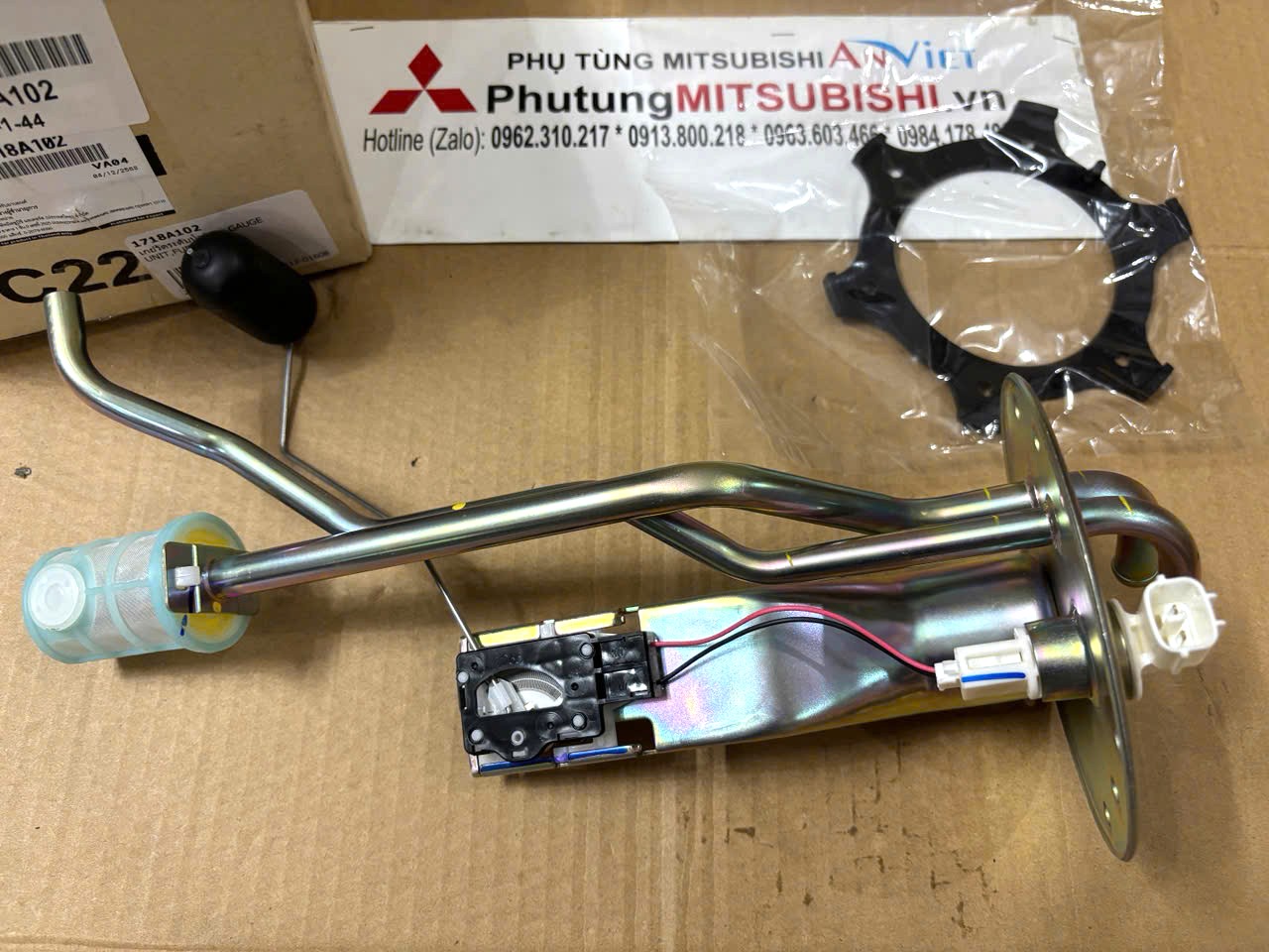 Cụm Cảm biến báo dầu, phao dầu, phao nhiên liệu Mitsubishi Triton liền đế bắt 1718A102