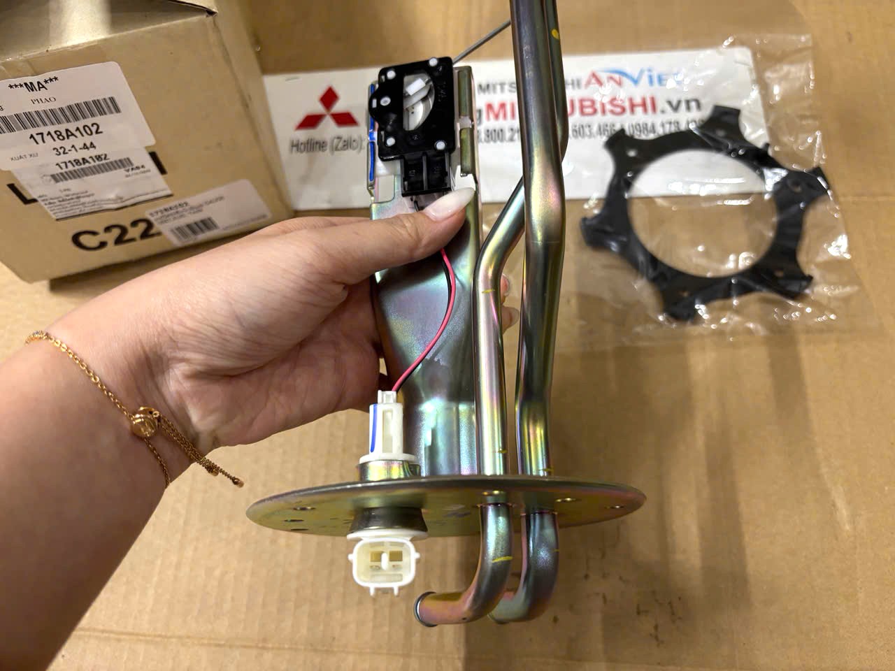 Cụm Cảm biến báo dầu, phao dầu, phao nhiên liệu Mitsubishi Triton liền đế bắt 1718A102