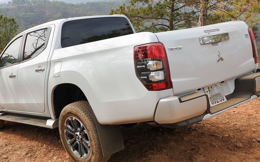 Đèn hậu, Đèn lái sau xe Mitsubishi Triton 2019-2024 bản Halogen 