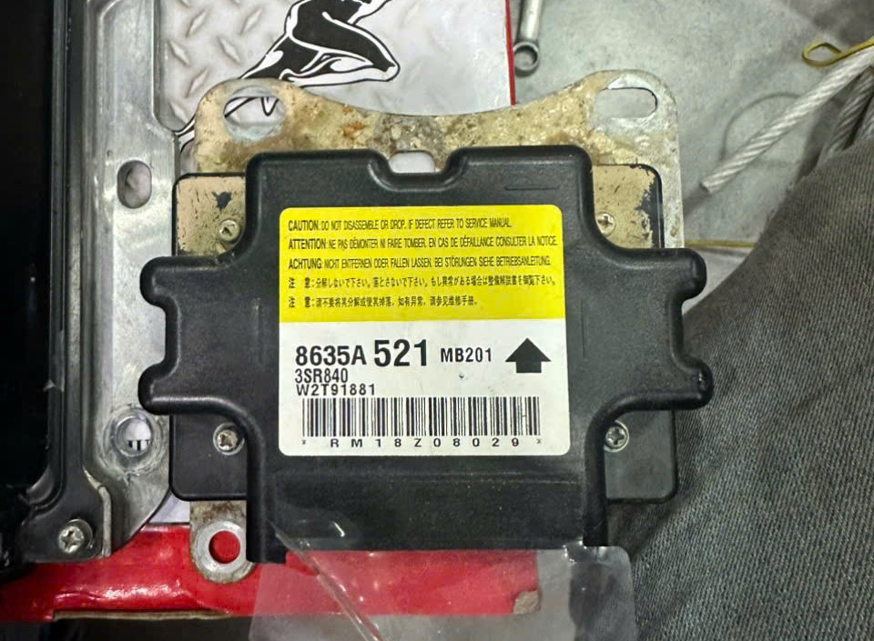 Hộp điều khiển túi khí trung tâm xe Mitsubishi Triton Hàng bãi