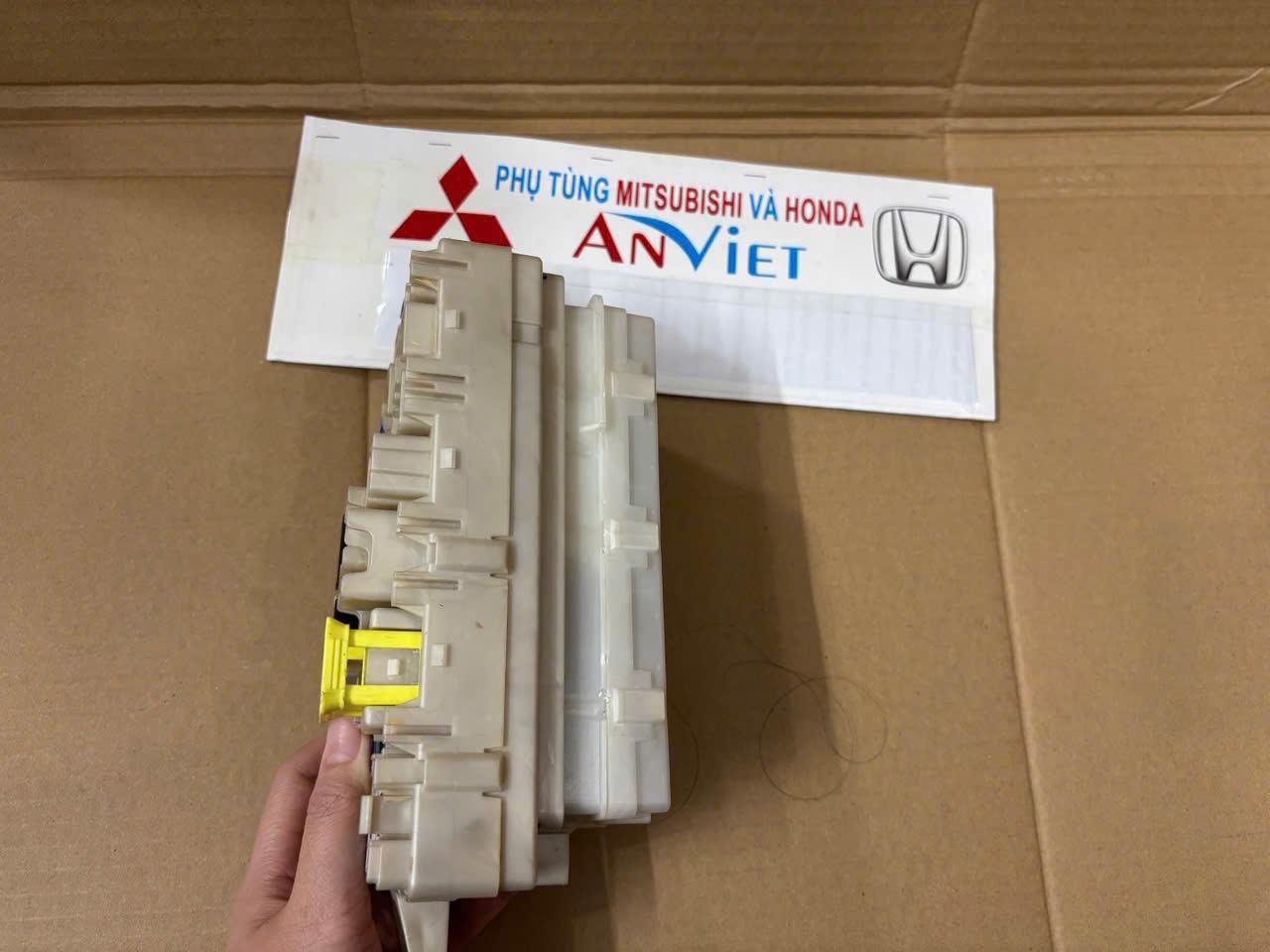 Hộp etacs - điều khiển đèn, thời gian, âm báo xe Mitsubishi Triton 2019-2024