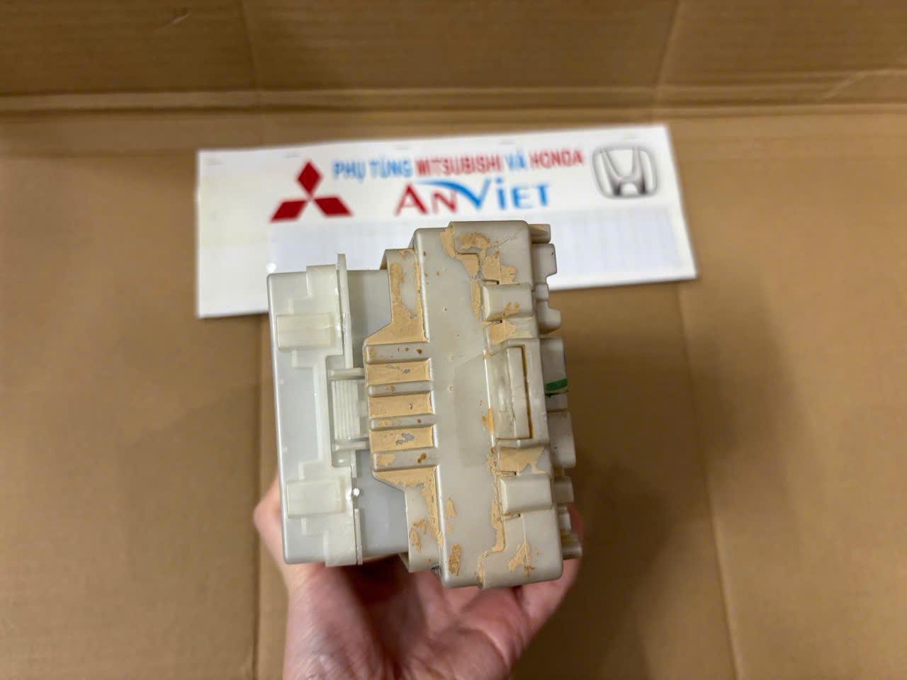 Hộp etacs - điều khiển đèn, thời gian, âm báo xe Mitsubishi Triton 2019-2024