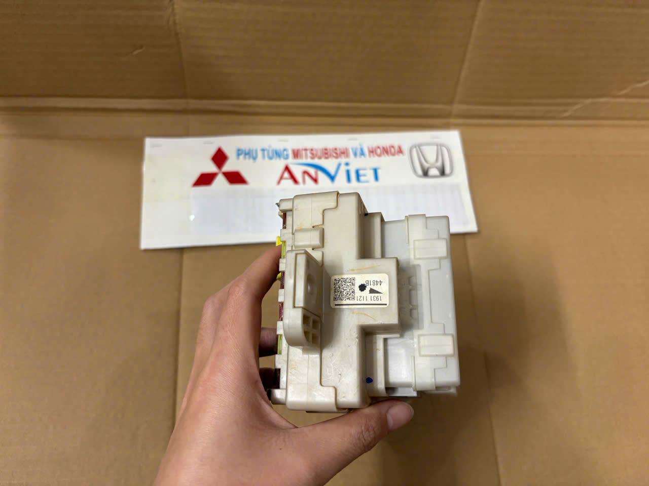 Hộp etacs - điều khiển đèn, thời gian, âm báo xe Mitsubishi Triton 2019-2024