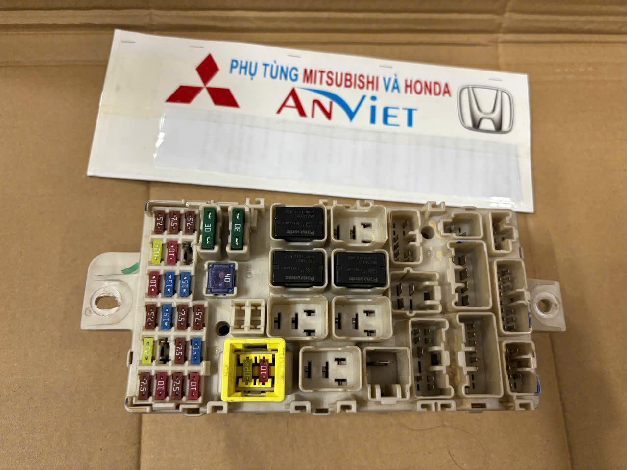 Hộp etacs - điều khiển đèn, thời gian, âm báo xe Mitsubishi Triton 2019-2024