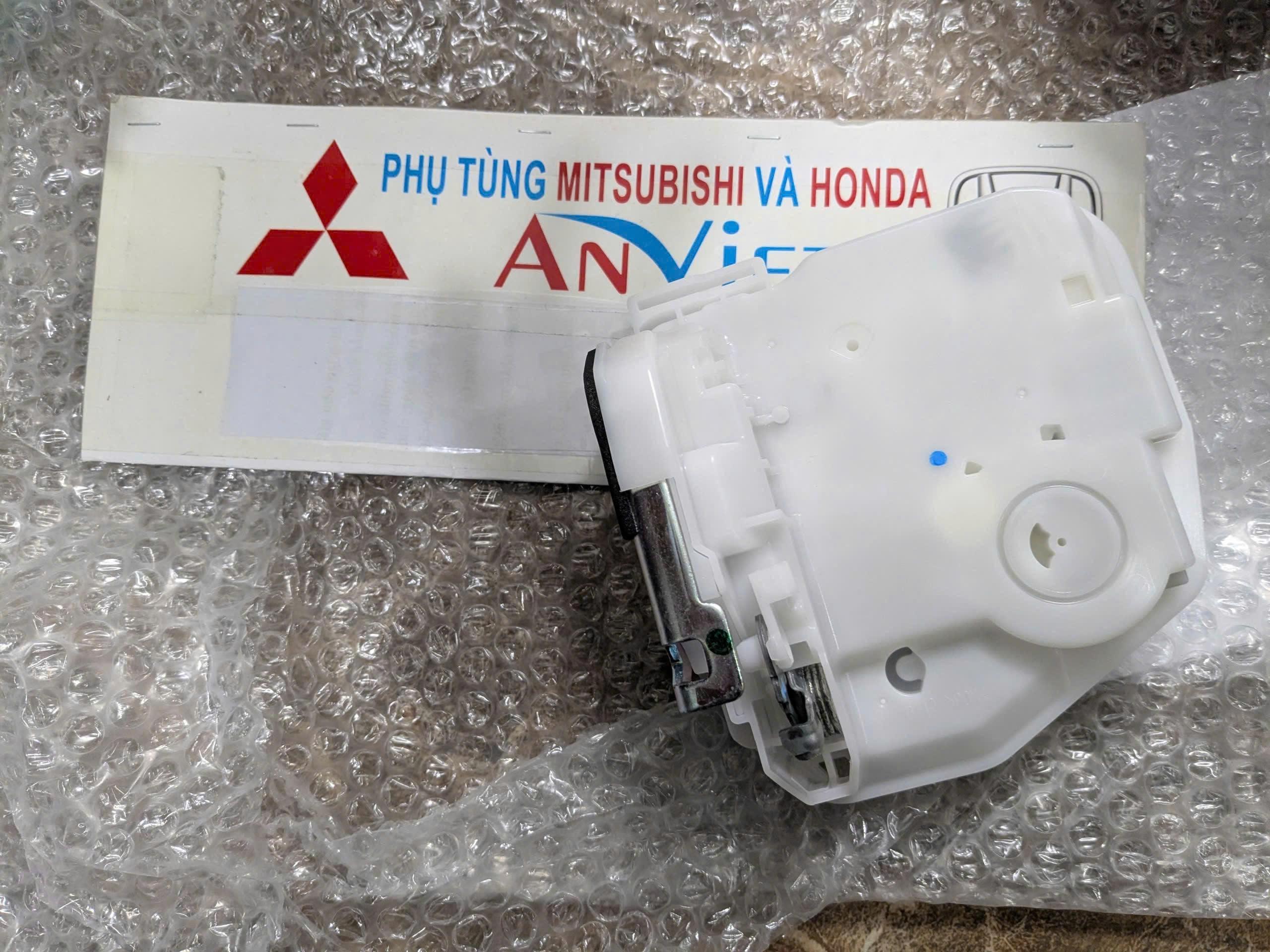 Khóa ngậm cửa trước Mitsubishi Pajero Sport bên phụ- Khóa ngậm cửa trước Pajero Sport Rh 2015 2016 2017 2018 2019 2020 2021 2022 2023