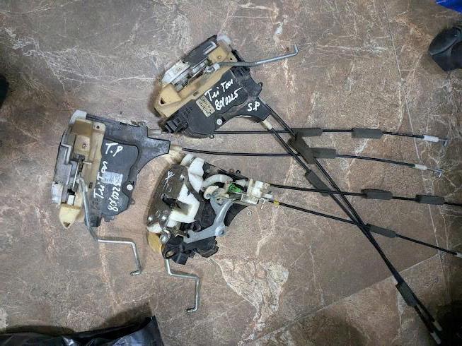 Khóa ngậm cửa trước, cửa sau Mitsubishi Triton, Pajero Sport hàng bãi