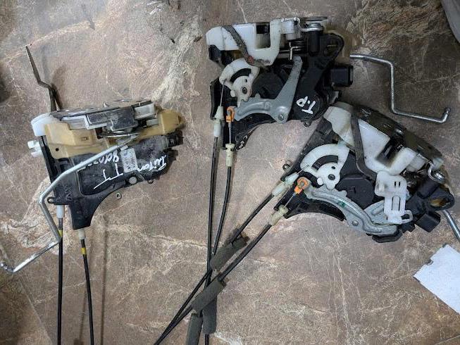 Khóa ngậm cửa trước, cửa sau Mitsubishi Triton, Pajero Sport hàng bãi