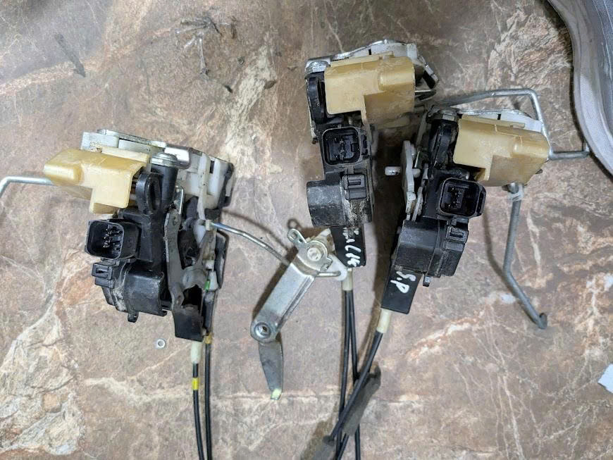 Khóa ngậm cửa trước, cửa sau Mitsubishi Triton, Pajero Sport hàng bãi