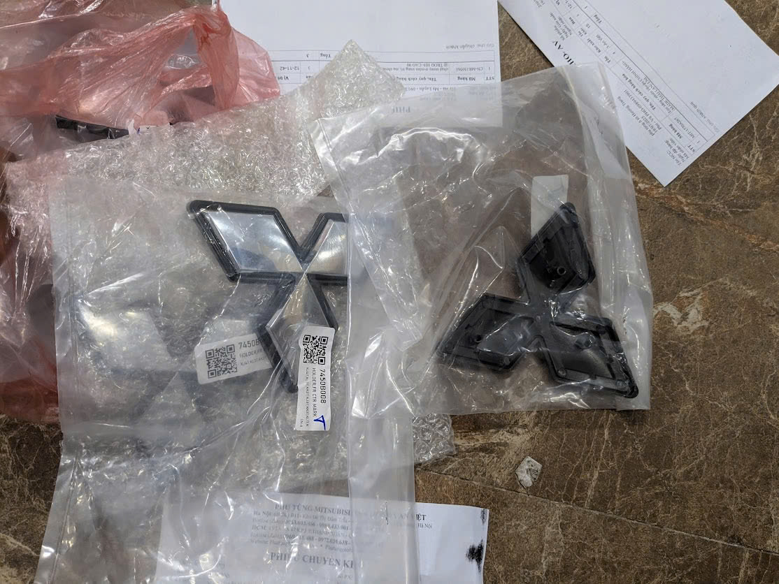 oem 7450B008 Lô gô liền đế bắt lô gô trước  Mitsubishi Triton 2015-2018  Attrage 2020- 2024