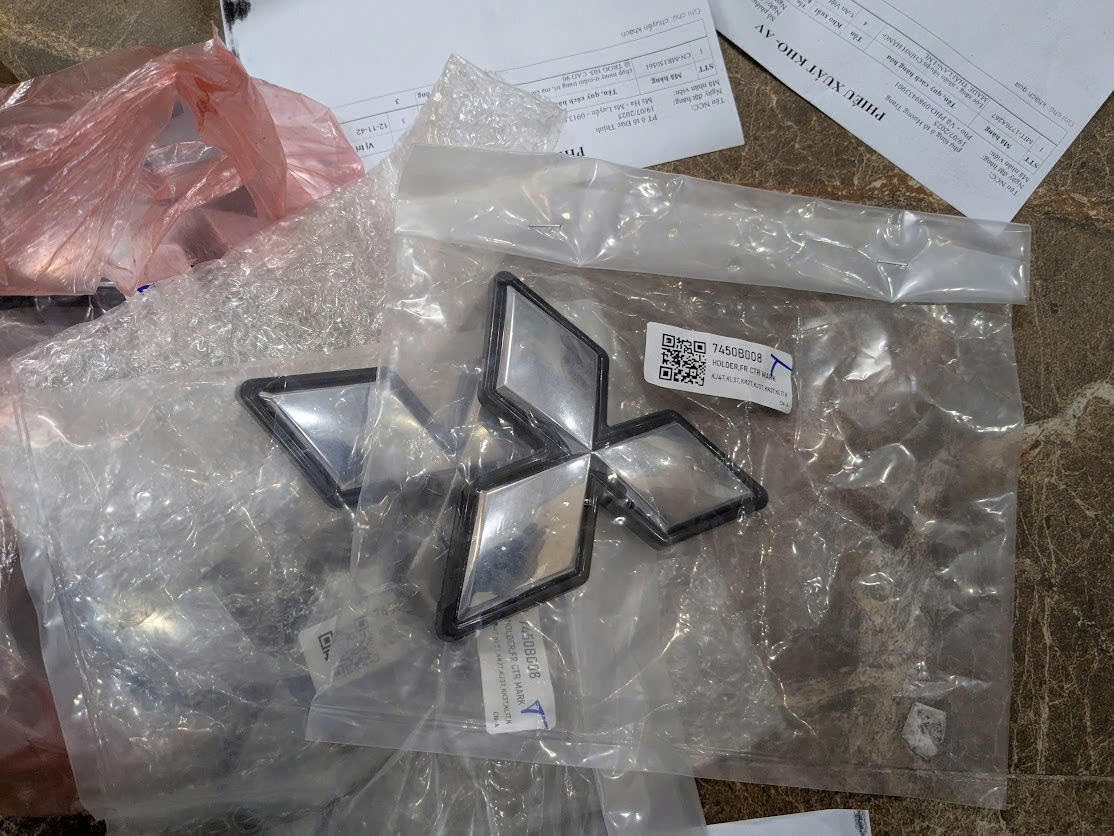 oem 7450B008 Lô gô liền đế bắt lô gô trước  Mitsubishi Triton 2015-2018  Attrage 2020- 2024