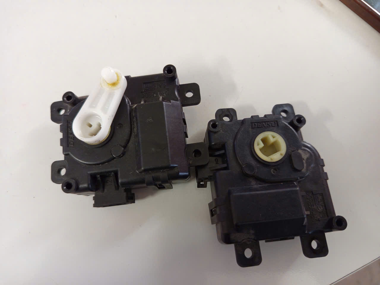 Mô tơ điều khiển chỉnh gió điều hòa trong táp lô xe Mitsubishi Xpander, Xpander Cross, Mirage, Attrage hàng bãi