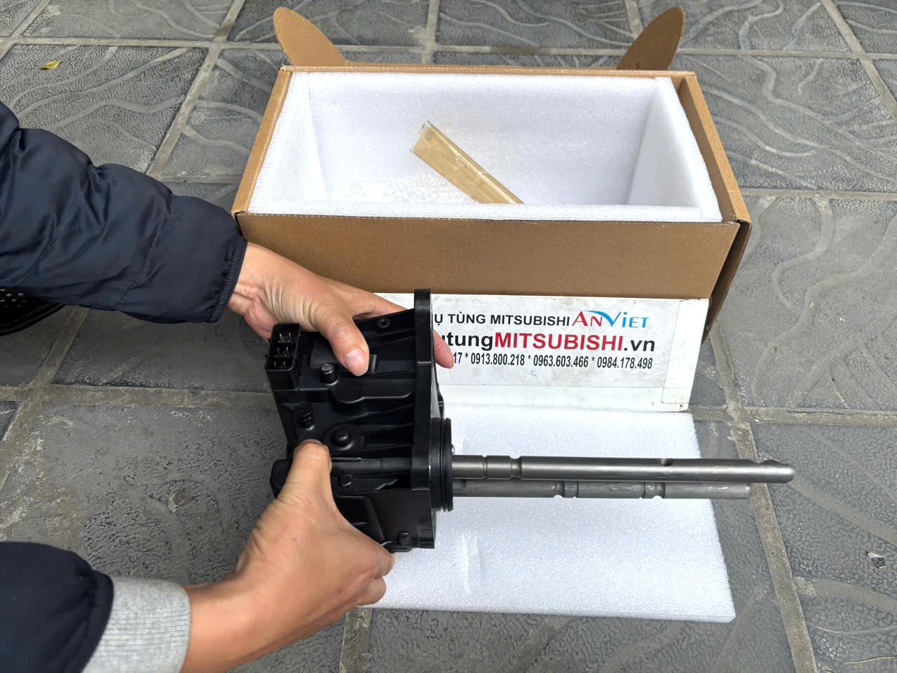 Mô tơ, cơ cấu điều khiển gài cầu xe Mitsubishi Triton và Pajero Sport | 3242A178