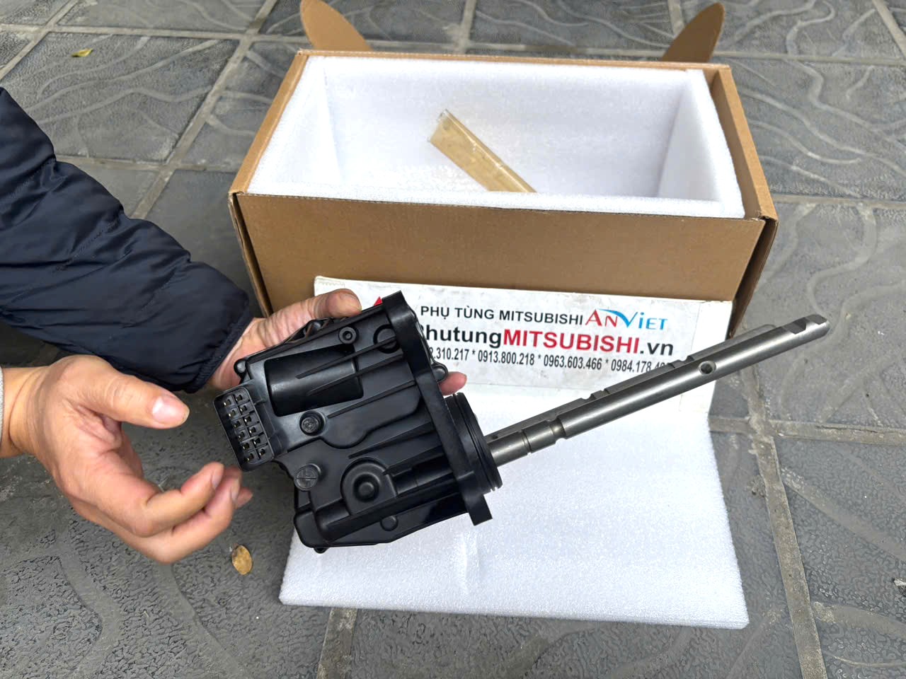 Mô tơ, cơ cấu điều khiển gài cầu xe Mitsubishi Triton và Pajero Sport | 3242A178