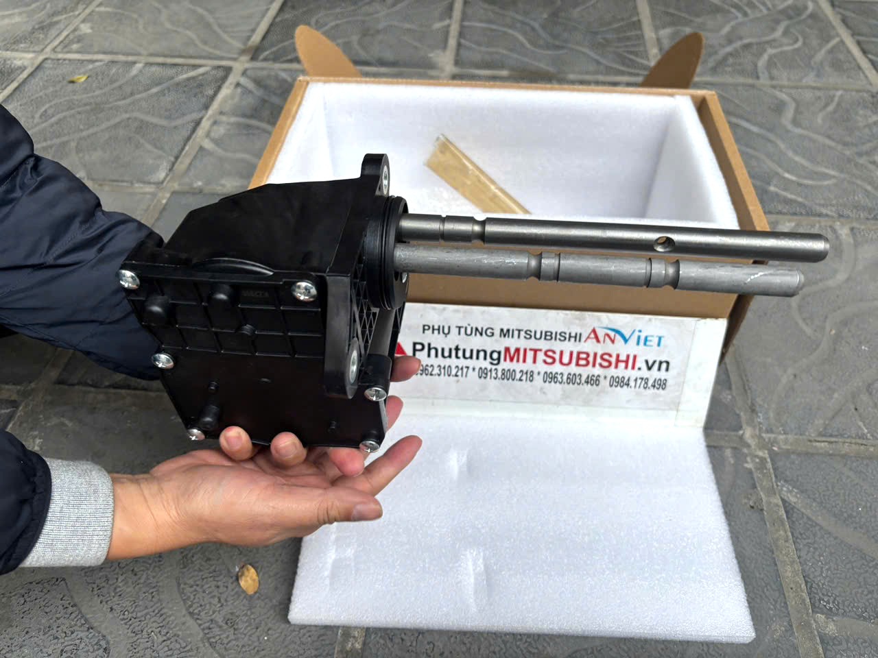 Mô tơ, cơ cấu điều khiển gài cầu xe Mitsubishi Triton và Pajero Sport | 3242A178