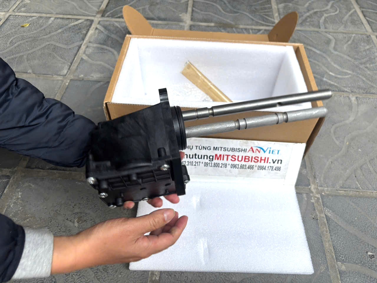 Mô tơ, cơ cấu điều khiển gài cầu xe Mitsubishi Triton và Pajero Sport | 3242A178