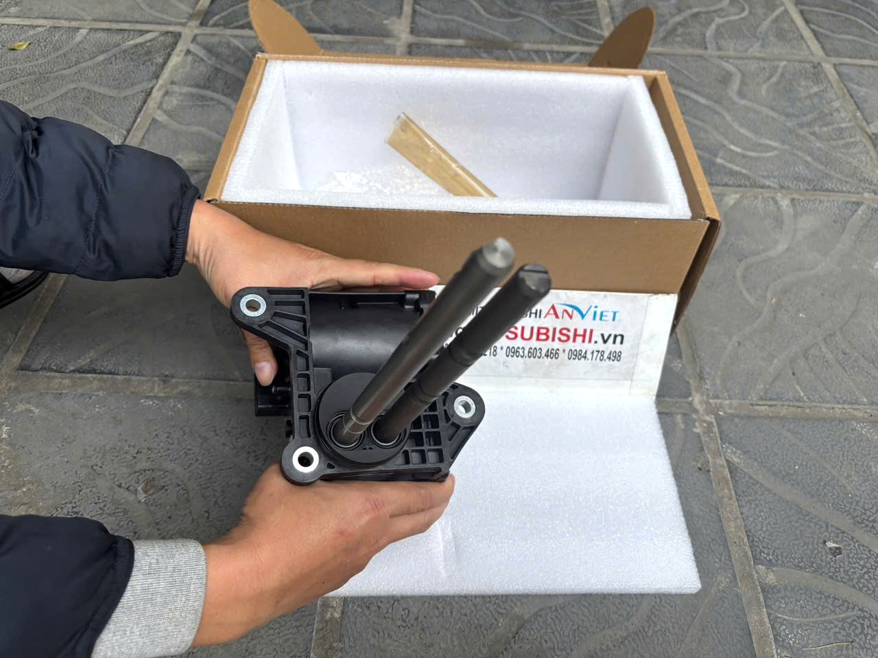 Mô tơ, cơ cấu điều khiển gài cầu xe Mitsubishi Triton và Pajero Sport | 3242A178