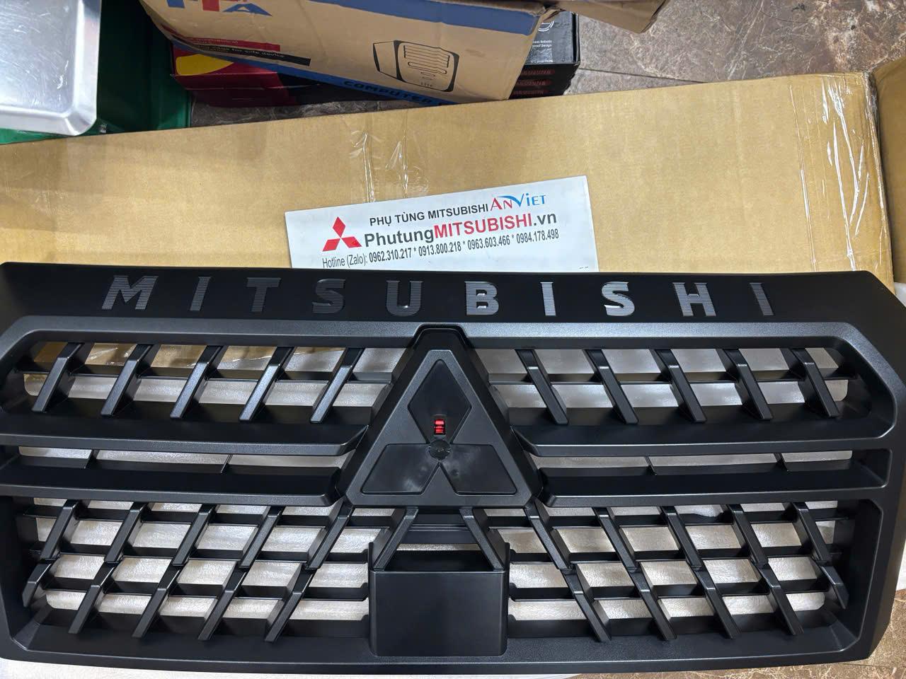 Mặt ca lăng xe Mitsubishi Triton 2025-2026