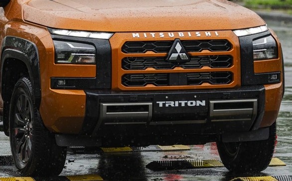 Mặt ca lăng Mitsubishi Triton 2025-2026