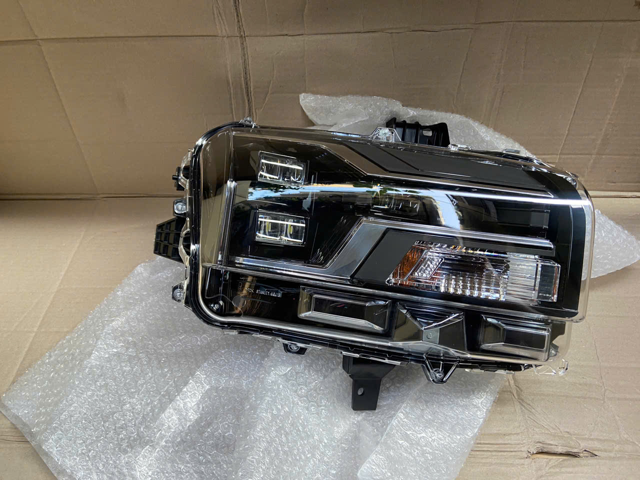 Đèn pha xe Mitsubishi Triton