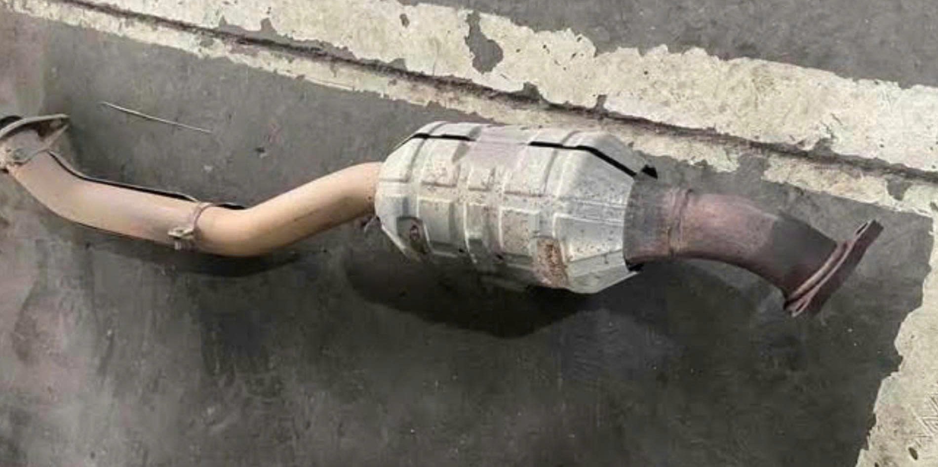 Ống -Bầu than hoạt tính chuyển đổi xử lý khí xả thải  tròn sau cổ xả   Mitsubishi Triton bãi 1584A999 