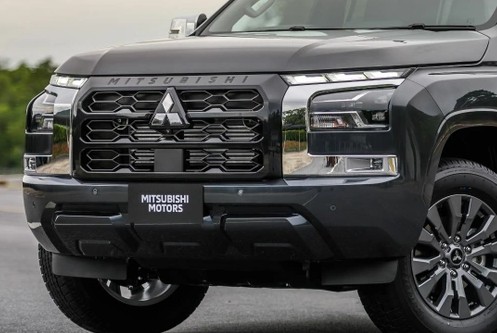 Mặt ca lăng Mitsubishi Triton 2025-2026