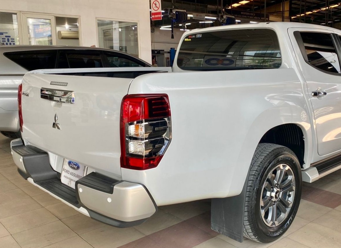 Đèn hậu, Đèn lái sau xe Mitsubishi Triton 2019-2024 bản Halogen 