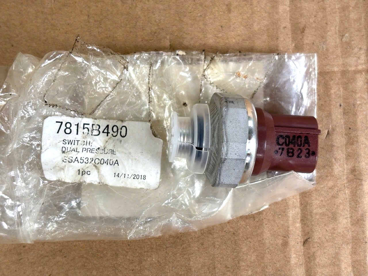 Công tắc, van cảm biến áp suất trên đường ống cao áp điều hòa Mitsubishi Triton 2024-2027 (2 giắc) 7815B490