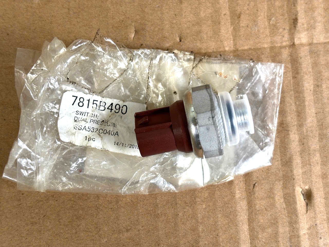 Công tắc, van cảm biến áp suất trên đường ống cao áp điều hòa Mitsubishi Triton 2024-2027 (2 giắc) 7815B490