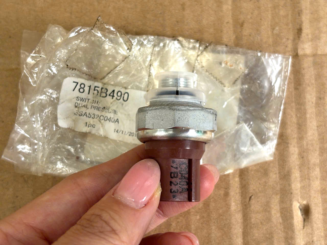Công tắc, van cảm biến áp suất trên đường ống cao áp điều hòa Mitsubishi Triton 2024-2027 (2 giắc) 7815B490