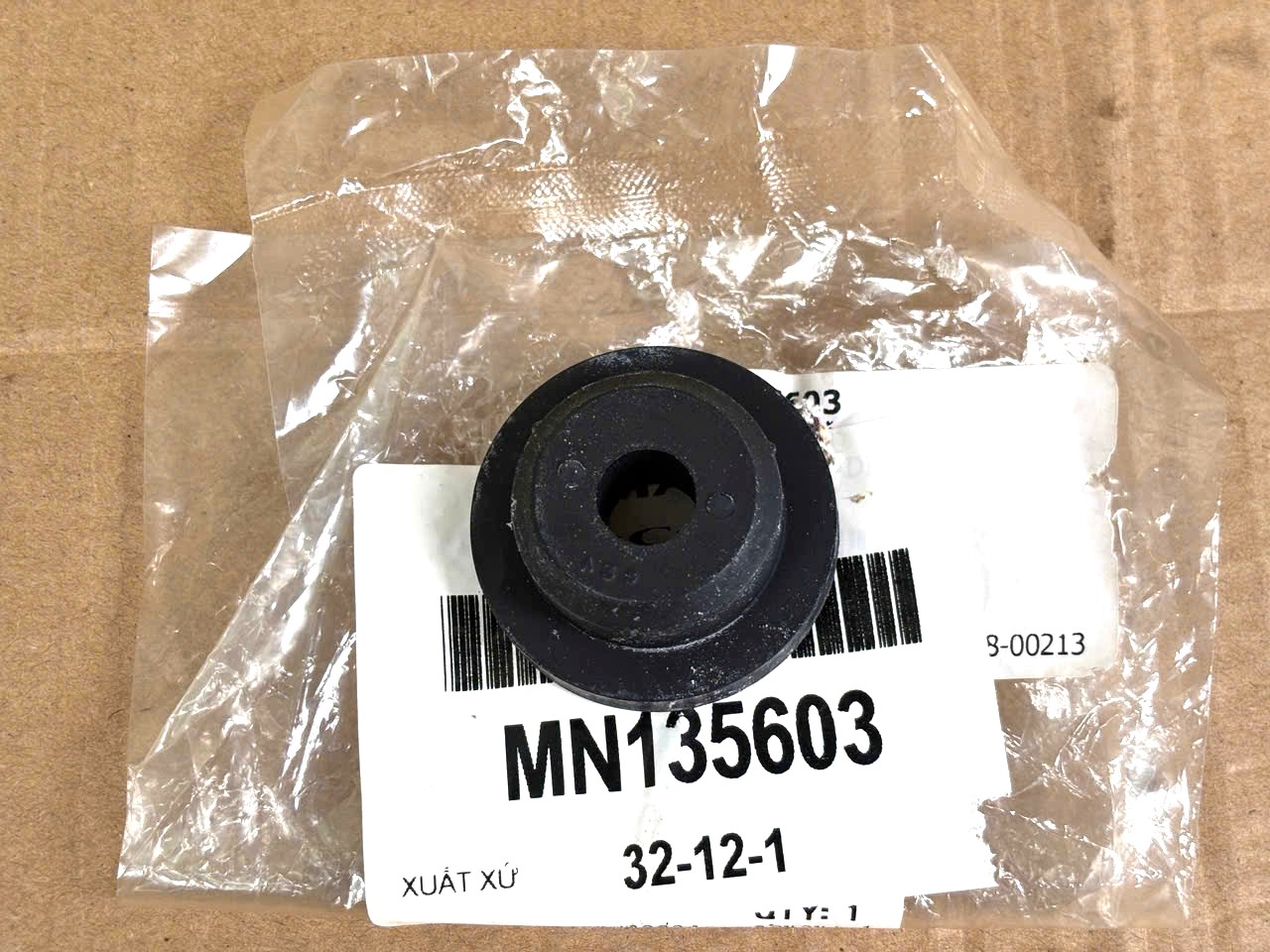 Cao su chân két nước Mitsubishi Triton 2024-2027 MN135603