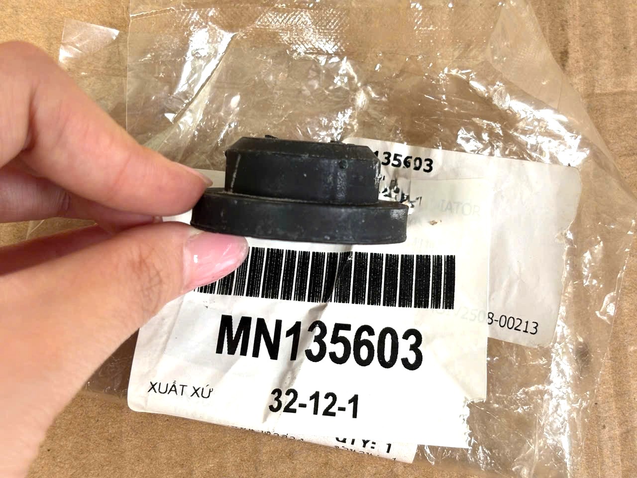 Cao su chân két nước Mitsubishi Triton 2024-2027 MN135603