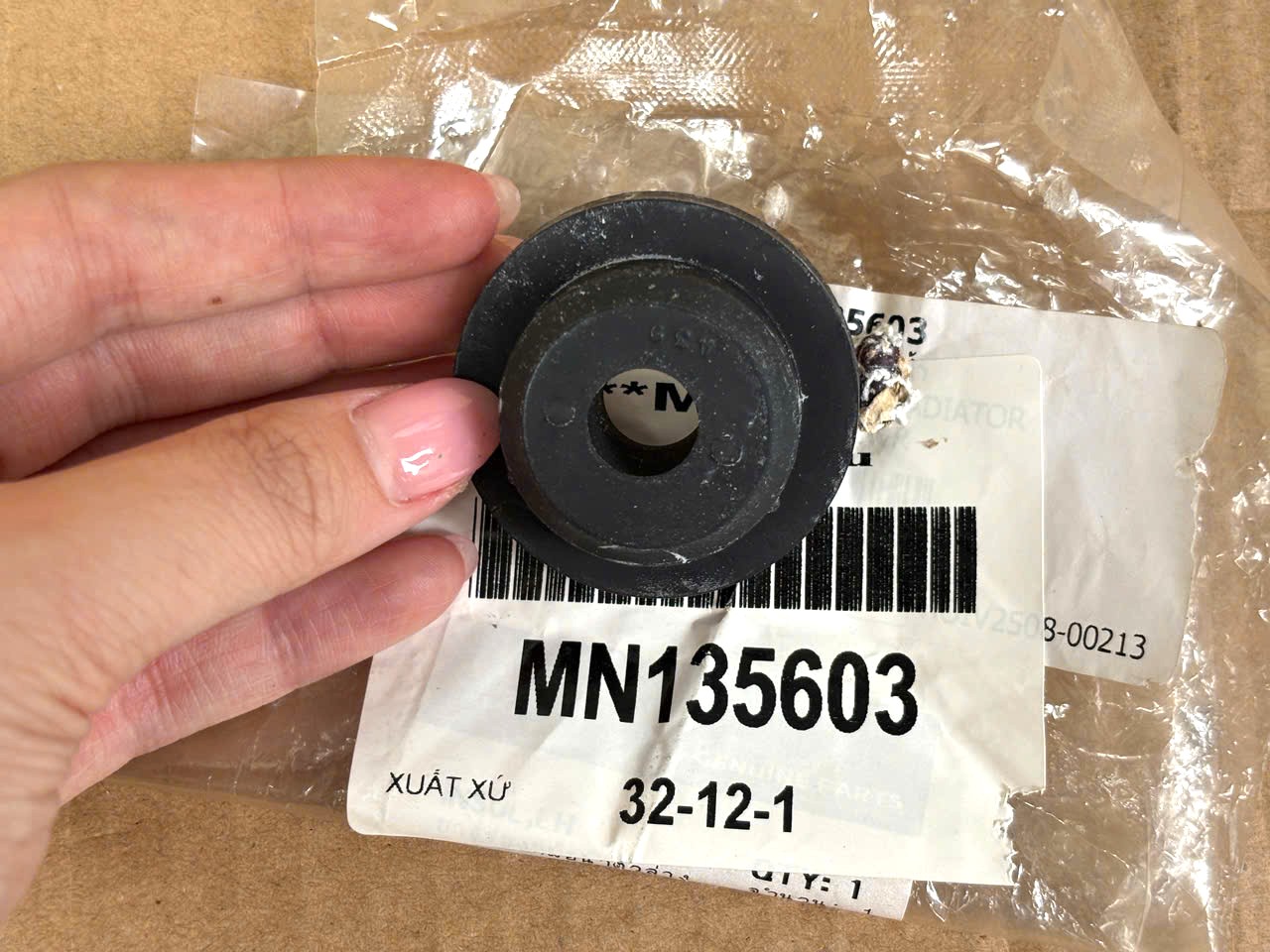 Cao su chân két nước Mitsubishi Triton 2024-2027 MN135603