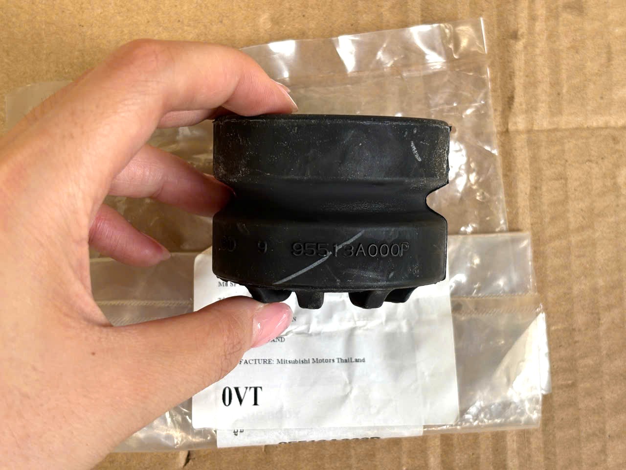 Cao su giảm chấn chân cabin Mitsubishi Triton 2024-2027 95513A000P