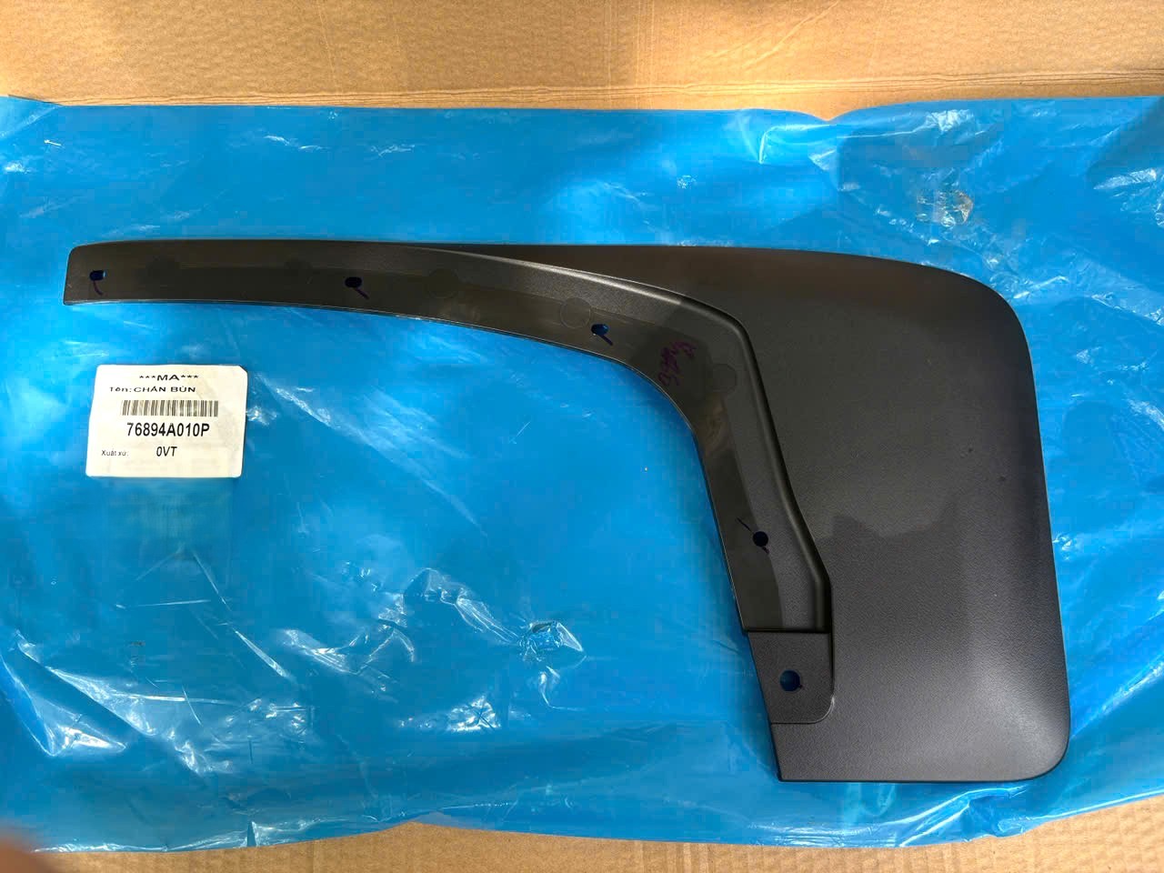 Chắn b&ugrave;n b&aacute;nh trước xe Mitsubishi Triton 2024-2027