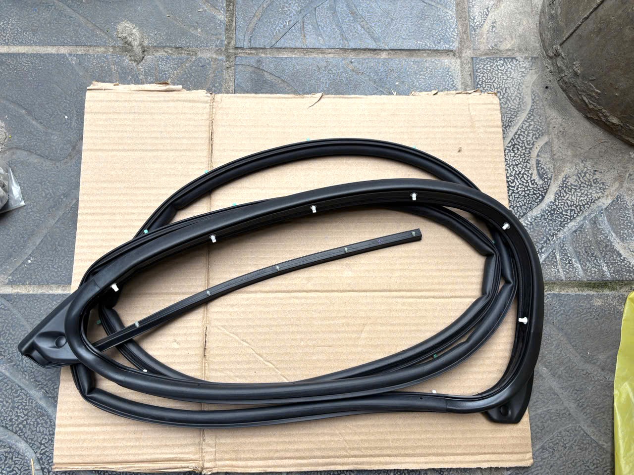 Gioăng &ecirc;m tr&ecirc;n c&aacute;nh cửa sau Mitsubishi Triton 2024-2025-2026-2027