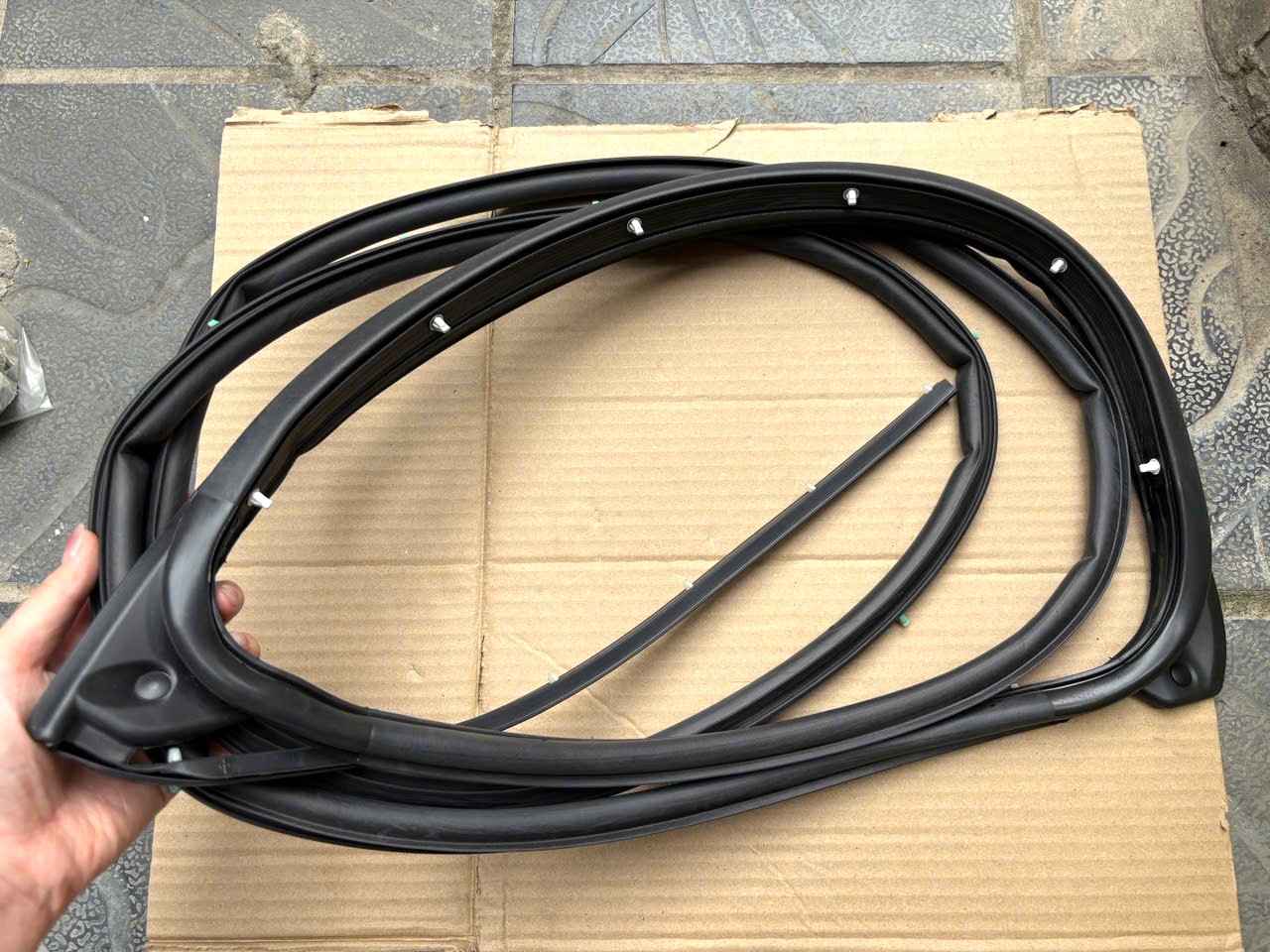 Gioăng êm trên cánh cửa sau Mitsubishi Triton 2024-2027 82830A010P 82831A010P