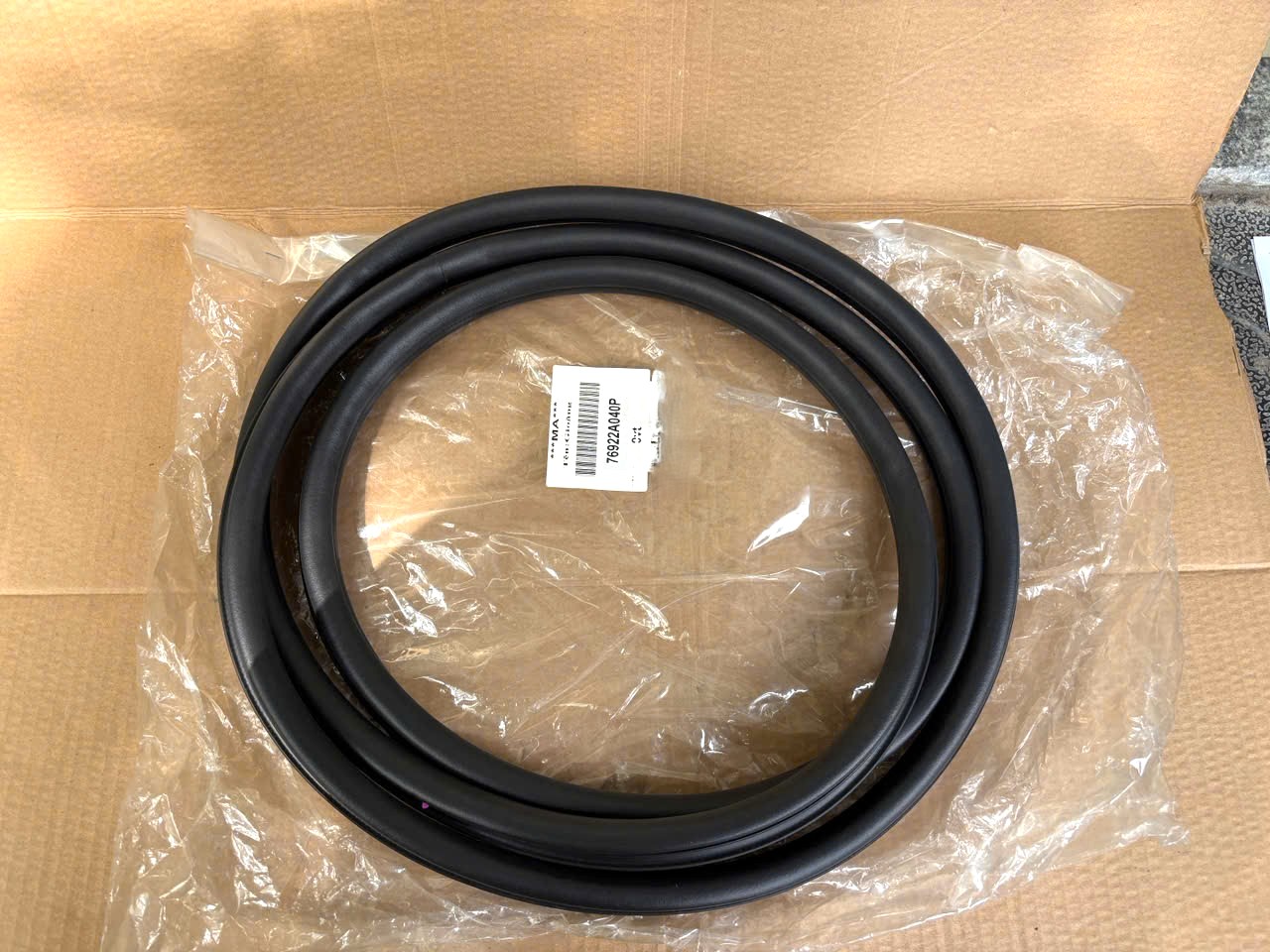 Gioăng khung cửa trước tr&ecirc;n th&acirc;n xe Mitsubishi Triton 2024-2027