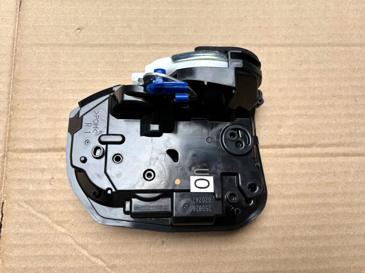 Kh&oacute;a ngậm cửa sau xe Mitsubishi Triton 2024-2025-2026-2027