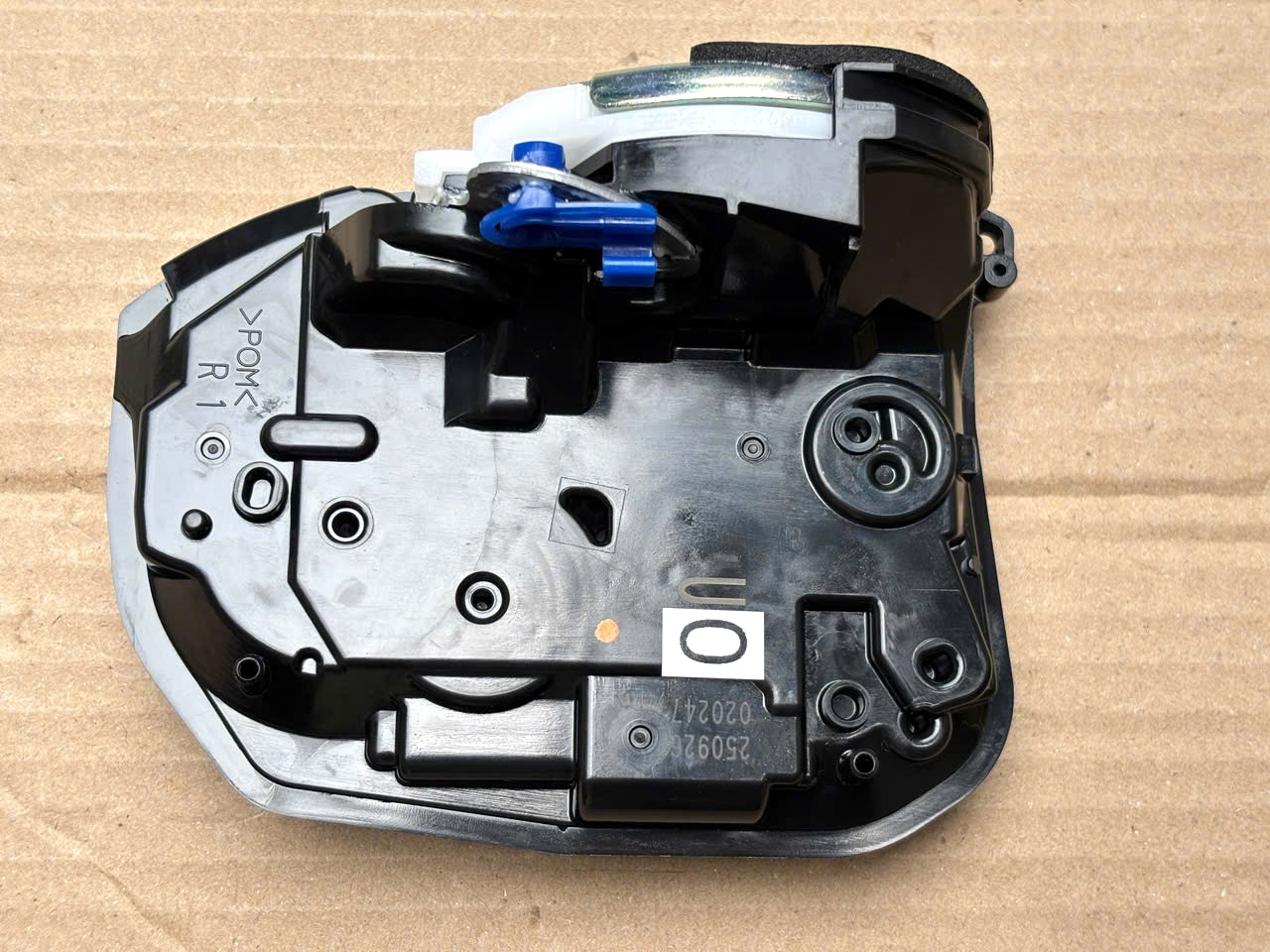 Khóa ngậm cửa sau xe Mitsubishi Triton 2024-2027 5745A728