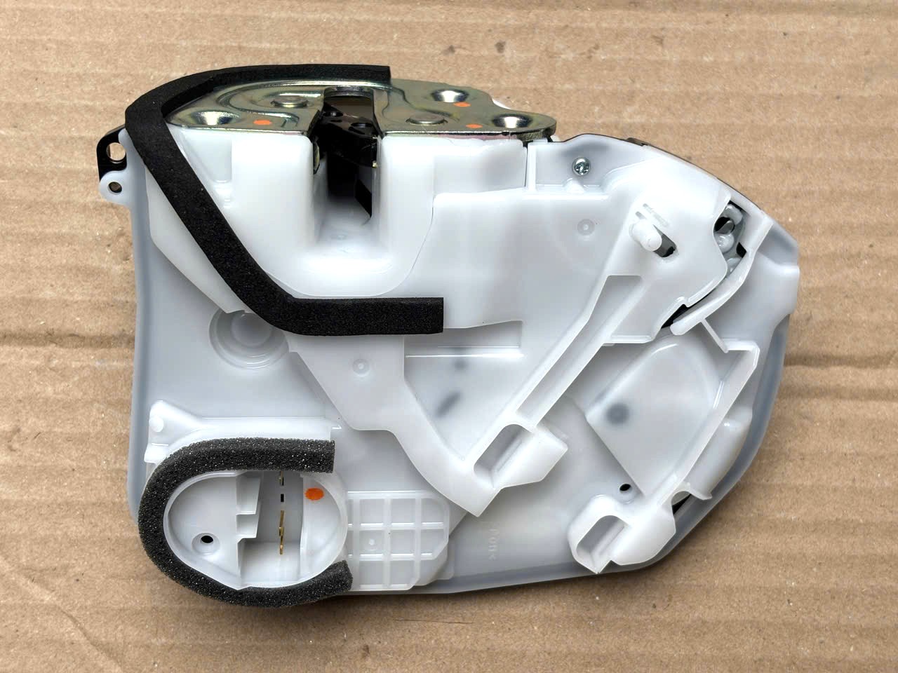 Khóa ngậm cửa sau xe Mitsubishi Triton 2024-2027 5745A728