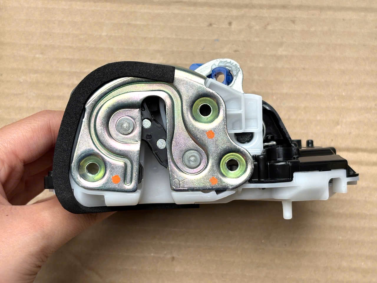 Khóa ngậm cửa sau xe Mitsubishi Triton 2024-2027 5745A728