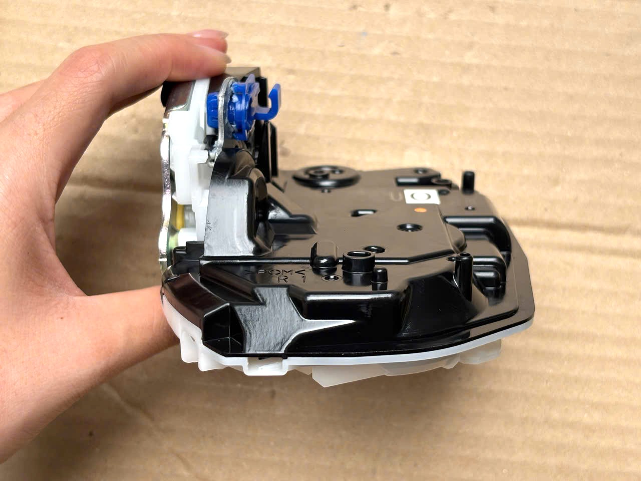 Khóa ngậm cửa sau xe Mitsubishi Triton 2024-2027 5745A728