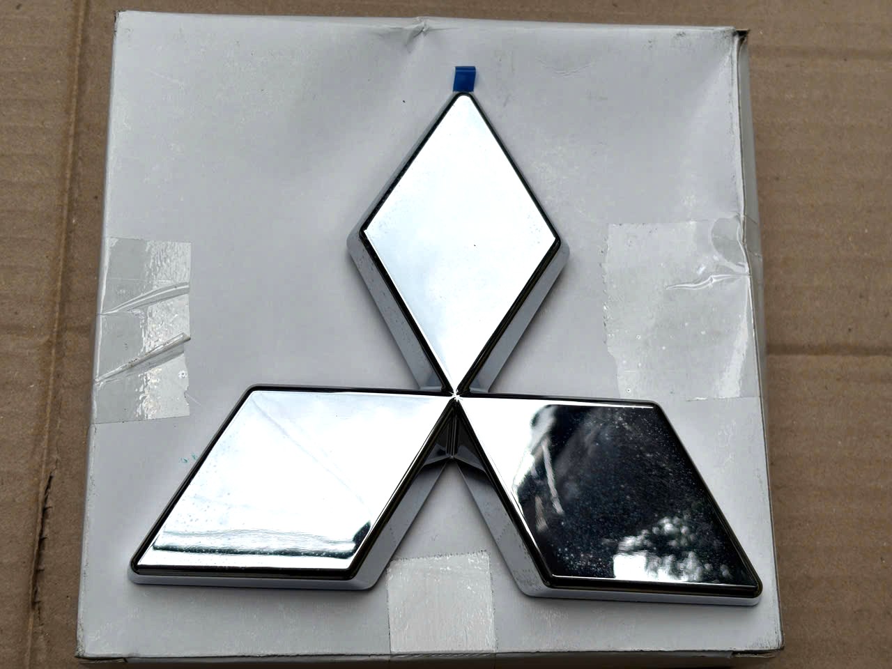 Logo Mitsubishi trước xe Mitsubishi Triton 2024-2027 79890A000P
