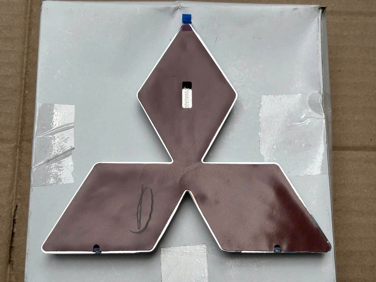 Logo Mitsubishi trước xe Mitsubishi Triton 2024-2027 79890A000P