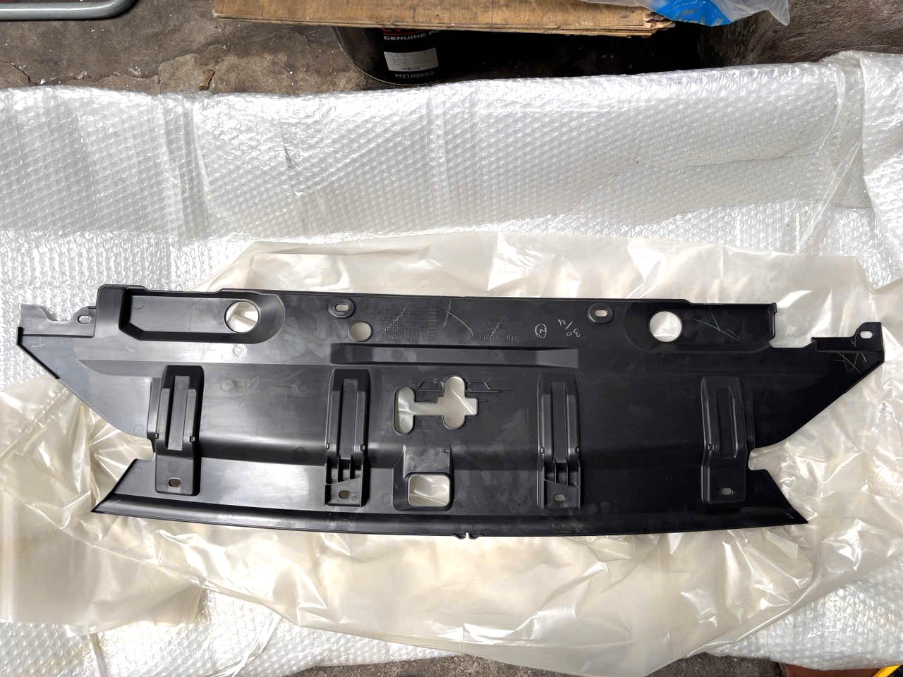 Nhựa che trên dàn nóng két nước Mitsubishi Triton 2024-2027 62322A000P